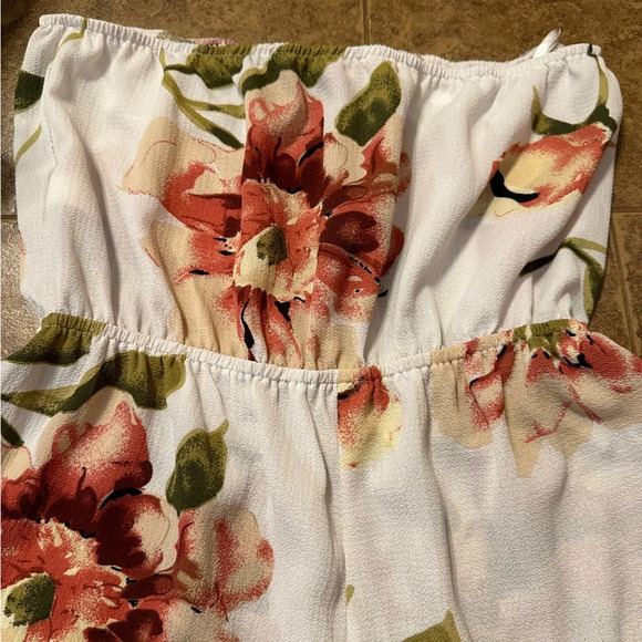 Boutique Sleeveless Short Jumpsuit Romper Large Light Cream and Peach Flowers - Picture 2 of 6